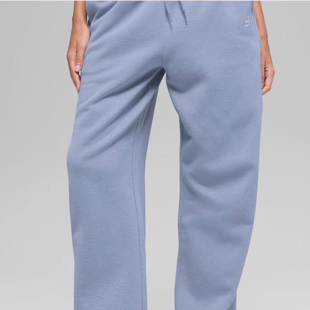 ALO Yoga Sweatpant in Winter Frost - Picture 3 of 6